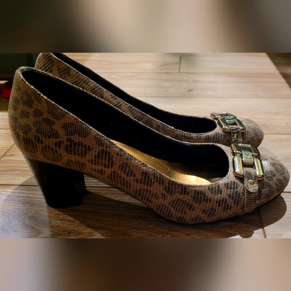 Anne Klein faux snakeskin heels. Size 8.5 - Picture 5 of 8